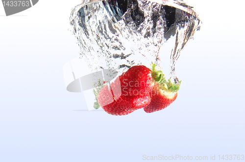 Image of strawbarry fruit in water