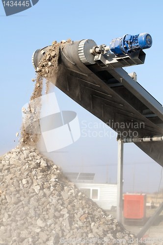 Image of Machine for crushing stone