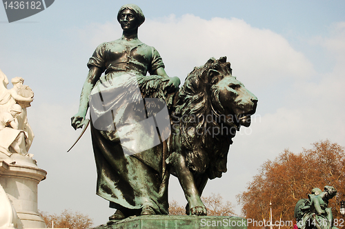 Image of Queen Victoria's Memorial outside Buckingham Palace