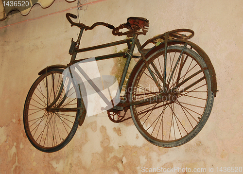 Image of Very old bicycle on wall