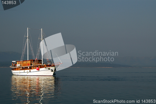 Image of sailboat in sun