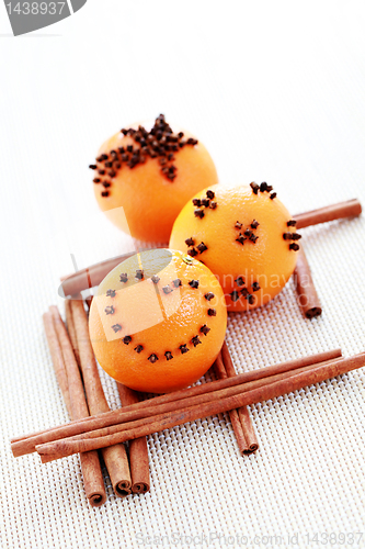 Image of oranges with cloves