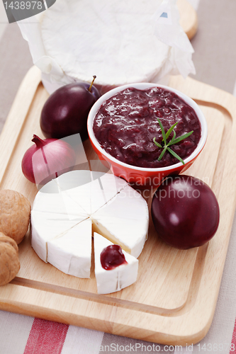 Image of chutney plum with cheese