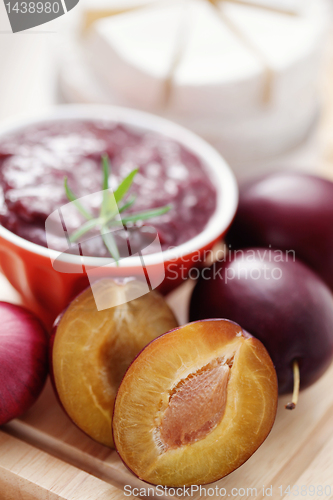 Image of chutney plum with cheese