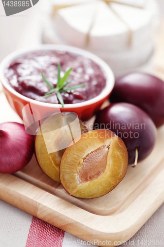 Image of chutney plum with cheese