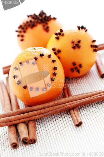 Image of oranges with cloves