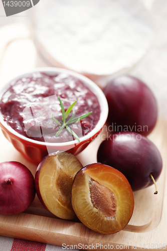 Image of chutney plum with cheese