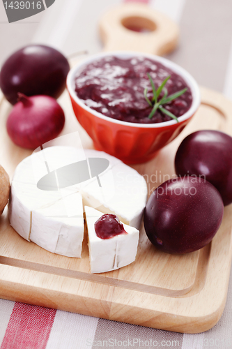 Image of chutney plum with cheese