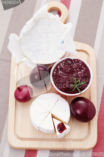 Image of chutney plum with cheese