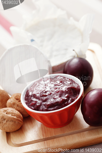 Image of chutney plum with cheese