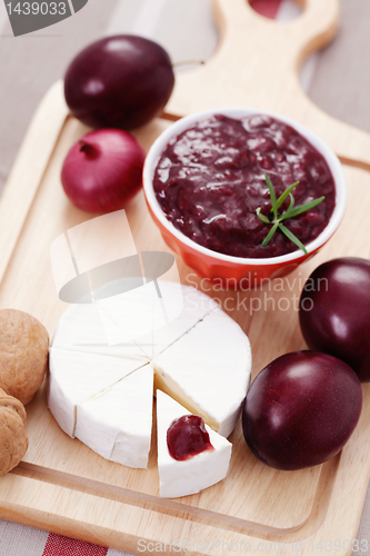 Image of chutney plum with cheese