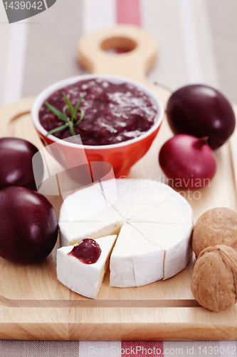 Image of chutney plum with cheese