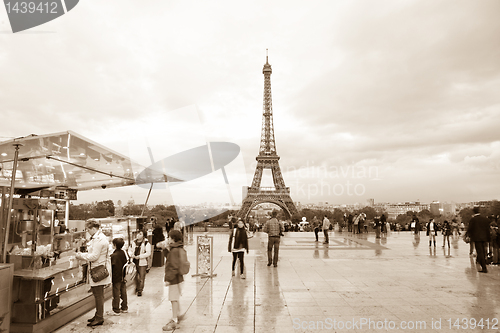 Image of Eiffel tower at dusk