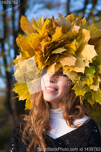 Image of Leaf-crown girl