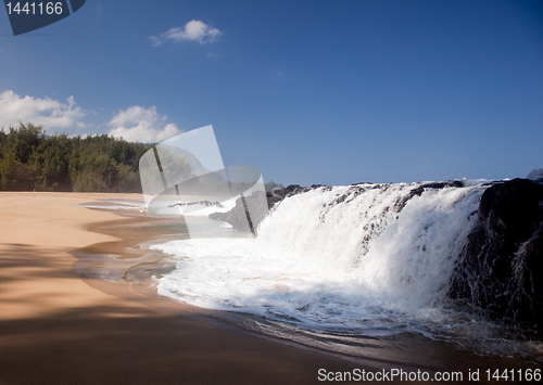 Image of Waves over rocks on Lumahai