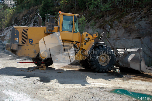 Image of Big truck, missing wheel