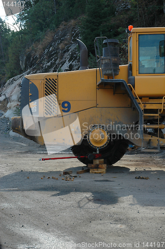 Image of Big truck, missing wheel