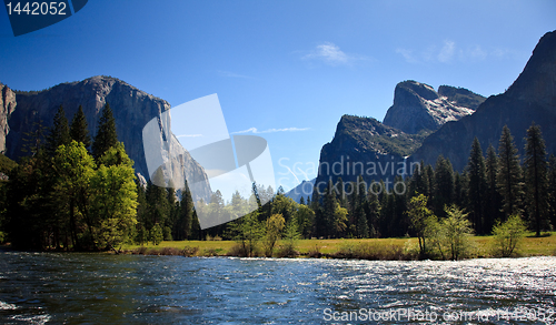 Image of Yosemite valley with Merced river