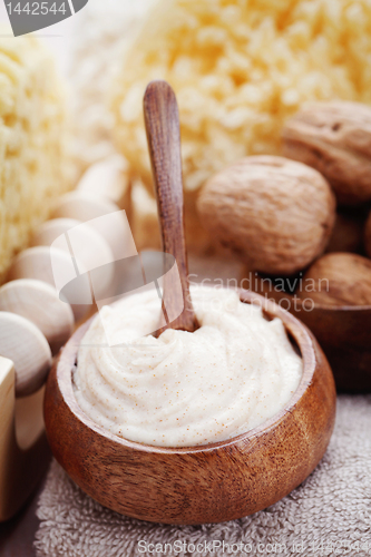 Image of walnut body scrub