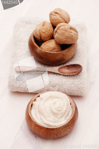 Image of walnut body scrub
