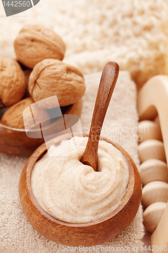 Image of walnut body scrub