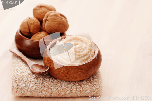 Image of walnut body scrub