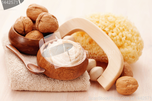 Image of walnut body scrub