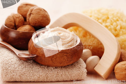 Image of walnut body scrub