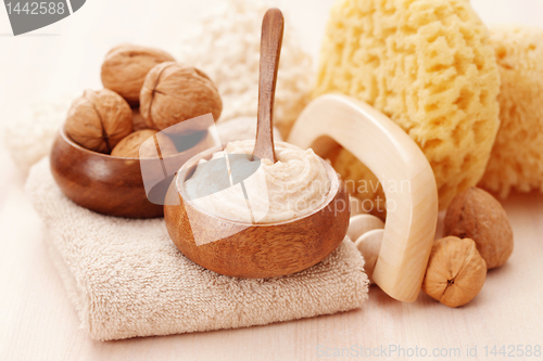 Image of walnut body scrub