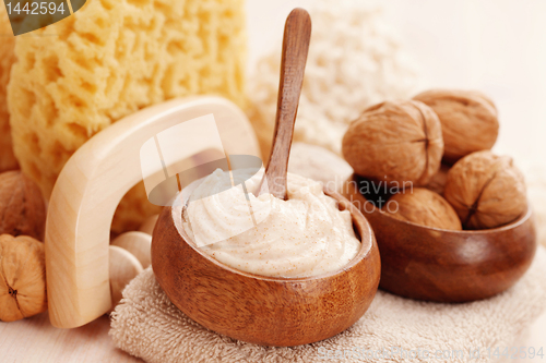 Image of walnut body scrub