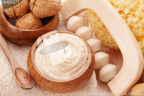 Image of walnut body scrub