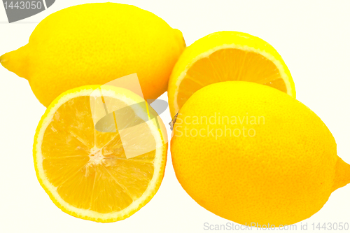 Image of Whole and cut lemons.