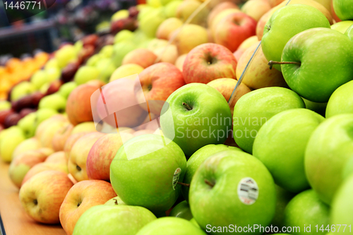 Image of green and red apples at the farmers market 