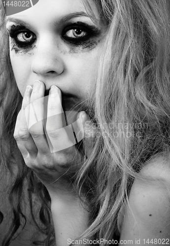 Image of A depressed young girl in black and white