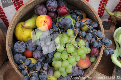 Image of Ripe apples and bunch of grapes