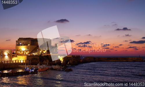 Image of a restourant near a sunset sea