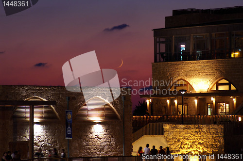 Image of a restourant near a sunset sea