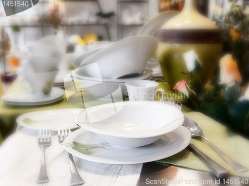 Image of plates and dishes in store 