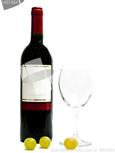 Image of red wine with wineglasses and grape