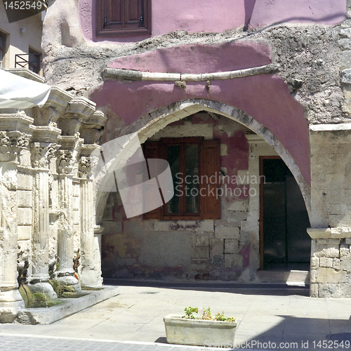 Image of Rimondi Fountain and courtyard.