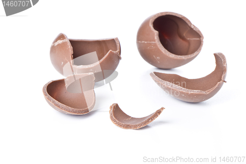 Image of cracked chocolate egg 