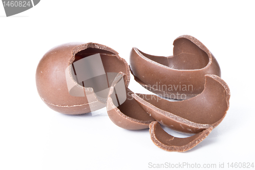 Image of cracked chocolate egg 