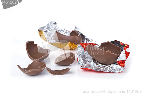 Image of cracked chocolate egg 