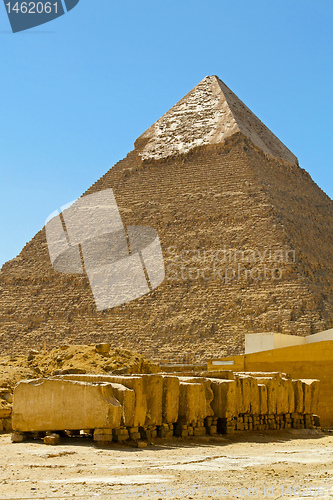 Image of Pyramide and stones