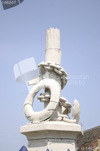 Image of anchor and lifebouy in stone