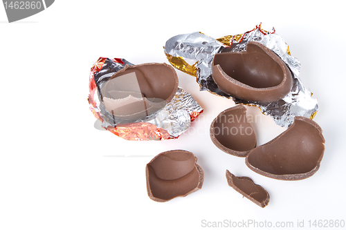 Image of cracked chocolate egg 