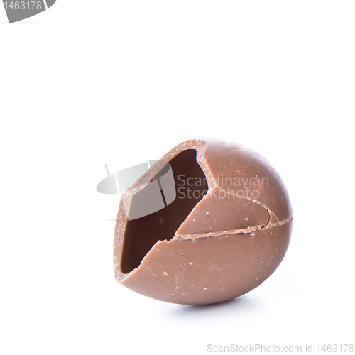 Image of cracked chocolate egg 