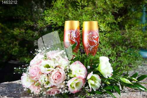 Image of bouquet of bride and glasses with champagne