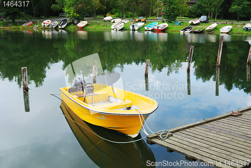 Image of yellow boat 