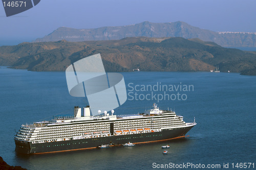 Image of cruise ship santorini